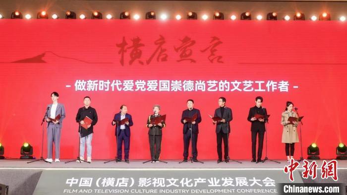 救援聪明的小女生
